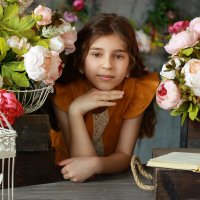 Портрет девочки с цветами в студии :: Наталья Преснякова