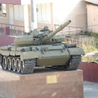 Танк Т-62М в Кубинке на вокзальной площади :: Александр Качалин