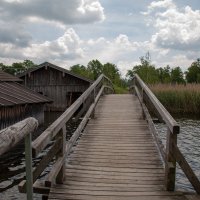 мостик через озеро :: vladimir 