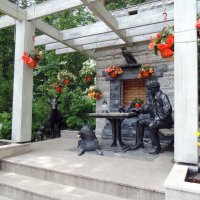 Памятник Ростиславу Шило в Новосибирском зоопарке. :: Мила Бовкун
