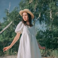Девушка в белом платье поймала легкий летний ветер на фоне леса :: Lenar Abdrakhmanov