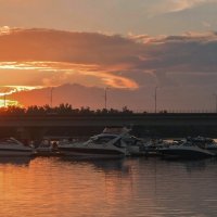 На закате у яхт-клуба :: Людмила Зайцева