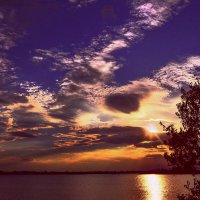 Закат над озером. :: юрий Амосов