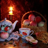 Натюрморт с яблоками и ореховым печеньем :: Нэля Лысенко