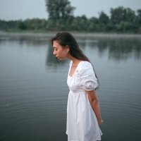 Девушка в легком белом платье гуляет по берегу реки во время тумана :: Lenar Abdrakhmanov