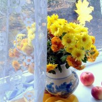 ..И желтый лист стучит в окно..На смену Осень приглашая! :: TAMARA КАДАНОВА