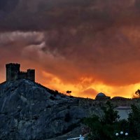 Закат над Генуэзской крепостью :: Сергей 