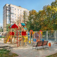 Белгород, детская и тренажёрная площадка возле дома Щорса 44 :: Игорь Сарапулов