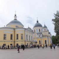 Покровский монастырь, люди пришли к Матронушке. :: Люба 