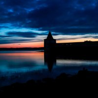 Кирилло-Белозерский монастырь в закатном солнце на Сиверском озере :: Алексей Шехин