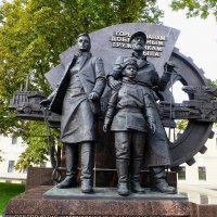 Памятник «Горьковчанам — доблестным труженикам тыла» :: Лидия Бусурина
