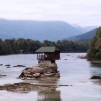 Домик на скале реки Дрина :: SergAL 