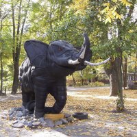 Грозный слон как пример использования ненужных шин... :: Тамара Бедай 