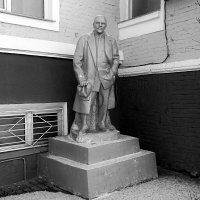 Памятник В.И.Ленину на территории офисного центра на Большой Семёновской. :: Татьяна Помогалова