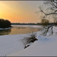 Зимний рассвет над рекой :: Евгений 