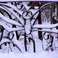 Оградка в снегу :: sm-lydmila Смородинская