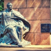 Скульптурный памятник народному поэту Беларуси Янке Купале (1882-1942) :: Глeб ПЛATOB
