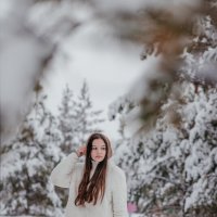 Девушка в зимнем лесу. :: Юлия Кравченко