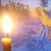 Огонь домашней свечи гуляет в заснеженном лесу в виде огня костра!.. :: Alex Aro Aro Алексей Арошенко