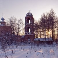 Низкое солнце декабрьского утра, в Пазушино, в окрестностях Ярославля :: Николай Белавин