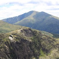 С видом  на Висячий камень и гору Тушканчик :: Владимир Кириченко