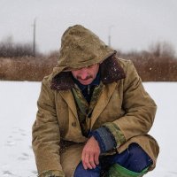 Мёрзнущий рыбак на спортивном соревновании по подлёдному лову :: Анатолий Клепешнёв
