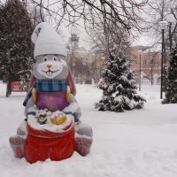 Весёлый новогодний  заяц в парке :: Galina Solovova