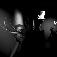 Выставка главного шляпника планеты Филипа Трейси в Эрарте :: Магомед .
