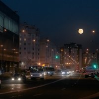 Луна над городом... :: Сергей Кичигин