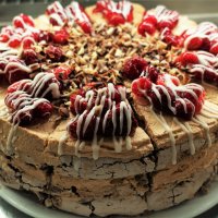 Торт со свежими ягодами и орешками :: Aida10 