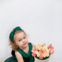 Девочка и тюльпаны :: Тамара Нижельская