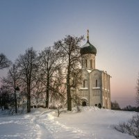 Храм Покрова-на-Нерли зимним вечером :: Сергей Цветков
