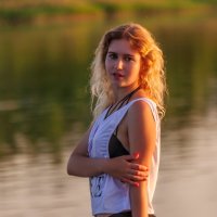 Спонтанный портрет девушки у озера на закате дня :: Анатолий Клепешнёв
