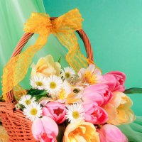 Розовые и желтые тюльпаны в корзинке :: Ольга Бекетова