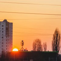 закат,солнце садиться за дома :: Александр Леонов
