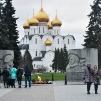 Ярославль. Памятник-монумент «Вечный огонь» и Успенский кафедральный Собор. :: Наташа *****
