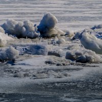камни - лёд на реке Нева :: Георгий А