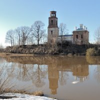 В середине апреля, возле Смоленской церкви на реке Ить, в селе Устье возле Ярославля :: Николай Белавин
