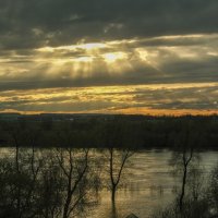 облачный закат на реке Ока :: Георгий А