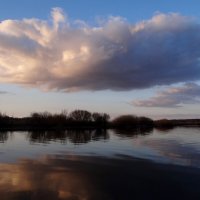 Облако на небе и в воде :: Антонина Гугаева