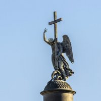 Ангел на Александровской колонне и автограф Монферрана на верхней базе колонны :: Стальбаум Юрий 