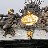 Одна из скульптур нимф, украшающих мост Александра III в Париже :: Галина 