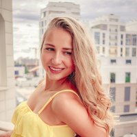 На балконе в желтом платье :: Анастасия Белякова