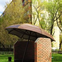Зонтик над скамейкой :: Андрей Снегерёв