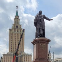 Памятник П.П. Мельникову - первому российскому министру путей сообщения. :: Татьяна 