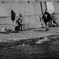 Солнечные ванны на Петропавловке.№2 :: Магомед .
