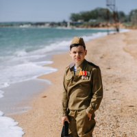 Мальчик в военной форме на берегу моря :: Евгений Николаев