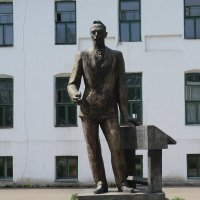 Торопец, памятник Учителю... :: Владимир Павлов