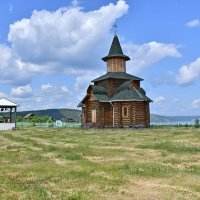 Обкошенная церковь :: Сергей Шаврин