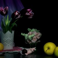 Натюрморт с тюльпанами и яблоками... :: Нэля Лысенко